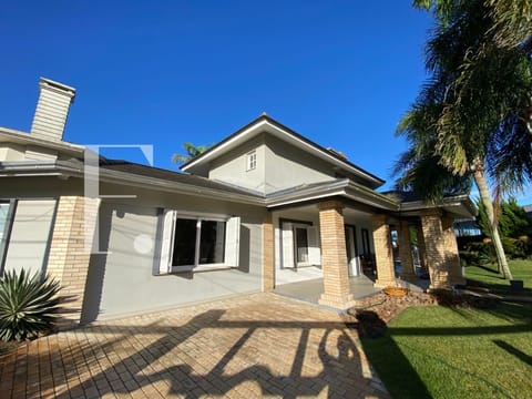 Casa com 308m², 4 dormitórios, 4 suítes, 2 vagas, no bairro Atlântida em Xangri-Lá
