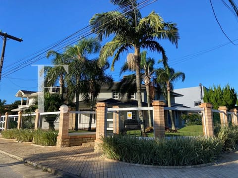 Casa com 308m², 4 dormitórios, 4 suítes, 2 vagas, no bairro Atlântida em Xangri-Lá