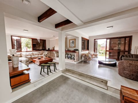 Casa com 400m², 5 dormitórios, 3 suítes, 2 vagas, no bairro Atlântida em Xangri-Lá