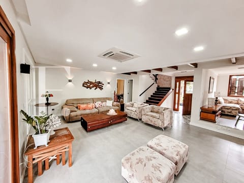 Casa com 400m², 5 dormitórios, 3 suítes, 2 vagas, no bairro Atlântida em Xangri-Lá