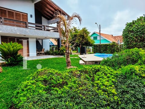 Casa com 400m², 5 dormitórios, 3 suítes, 2 vagas, no bairro Atlântida em Xangri-Lá