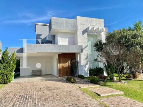 Sobrado com 259m², 4 dormitórios, 4 suítes, 2 vagas, Ventura Club em Xangri-Lá
