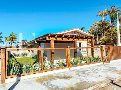 Casa com 100m², 3 dormitórios, 1 vaga, no bairro Centro em Xangri-Lá