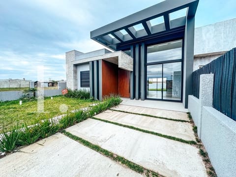 Casa com 131m², 3 dormitórios, 3 suítes, 2 vagas, no bairro Noiva do Mar em Xangri-Lá