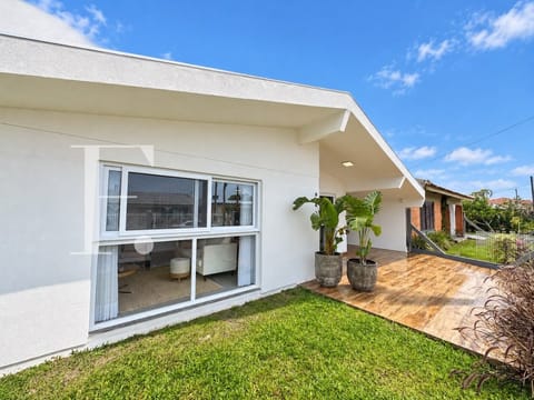 Casa com 170m², 3 dormitórios, 3 suítes, 2 vagas, no bairro Centro em Xangri-Lá