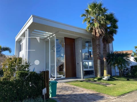 Sobrado com 277m², 4 dormitórios, 4 suítes, 2 vagas, Las Palmas em Xangri-Lá