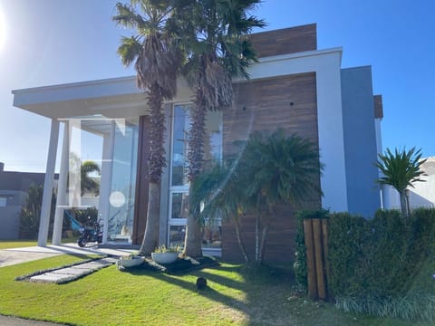 Sobrado com 277m², 4 dormitórios, 4 suítes, 2 vagas, Las Palmas em Xangri-Lá