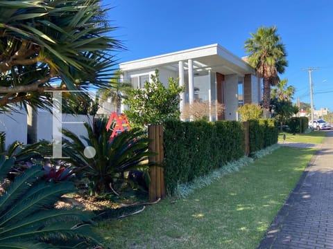Sobrado com 277m², 4 dormitórios, 4 suítes, 2 vagas, Las Palmas em Xangri-Lá