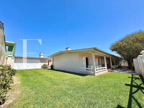 Casa com 231m², 3 dormitórios, 2 suítes, 2 vagas, no bairro Noiva do Mar em Xangri-Lá