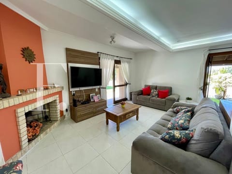 Casa com 271m², 4 dormitórios, 3 vagas, no bairro Centro em Xangri-Lá