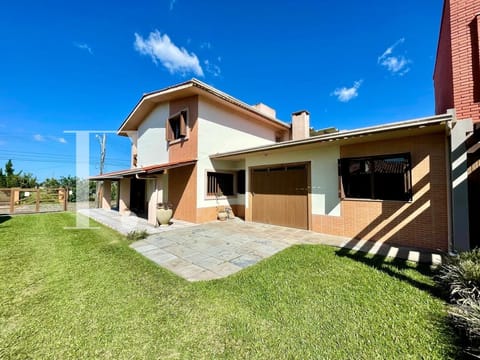 Casa com 271m², 4 dormitórios, 3 vagas, no bairro Centro em Xangri-Lá