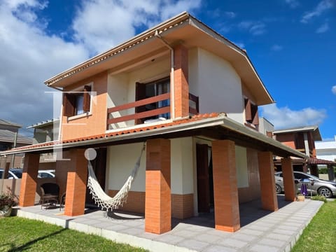 Casa com 271m², 4 dormitórios, 3 vagas, no bairro Centro em Xangri-Lá