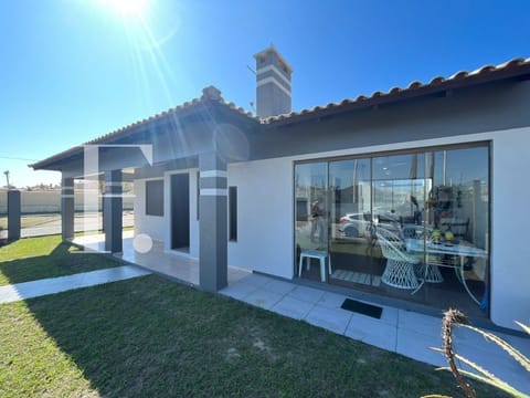 Casa com 165m², 3 dormitórios, 1 suíte, 2 vagas, no bairro Praia Maristela em Xangri-Lá