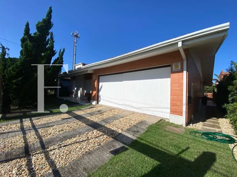 Casa com 250m², 3 dormitórios, 1 suíte, 2 vagas, no bairro Atlântida em Xangri-Lá