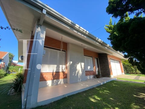 Casa com 250m², 3 dormitórios, 1 suíte, 2 vagas, no bairro Atlântida em Xangri-Lá