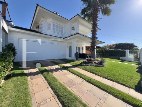 Casa com 350m², 4 dormitórios, 2 suítes, 2 vagas, no bairro Atlântida em Xangri-Lá