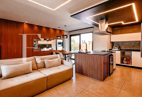 Casa com 122m², 3 dormitórios, 1 suíte, 2 vagas, no bairro Rainha do Mar em Xangri-Lá