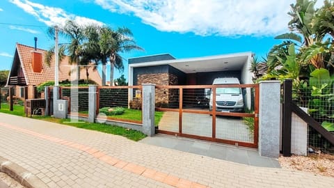 Casa com 122m², 3 dormitórios, 1 suíte, 2 vagas, no bairro Rainha do Mar em Xangri-Lá
