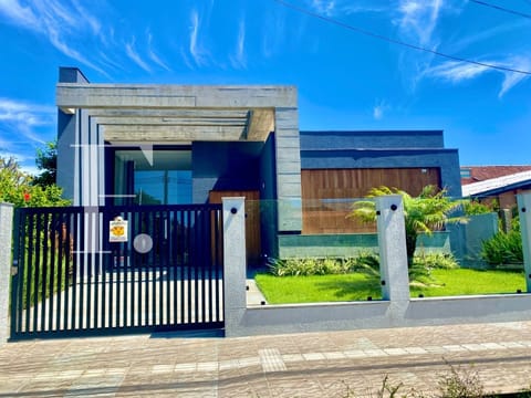 Casa com 170m², 4 dormitórios, 4 suítes, 2 vagas, no bairro Centro em Xangri-Lá