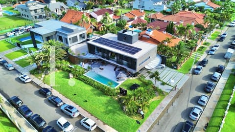 Casa com 601m², 5 dormitórios, 5 suítes, 5 vagas, no bairro Atlântida em Xangri-Lá