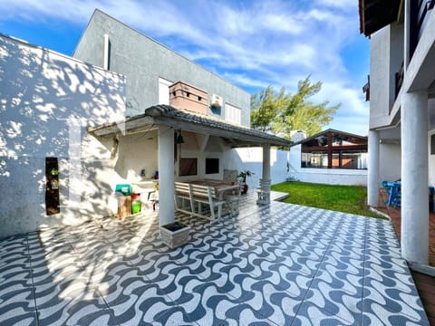 Casa com 257m², 5 dormitórios, 1 suíte, 2 vagas, no bairro Praia Maristela em Xangri-Lá