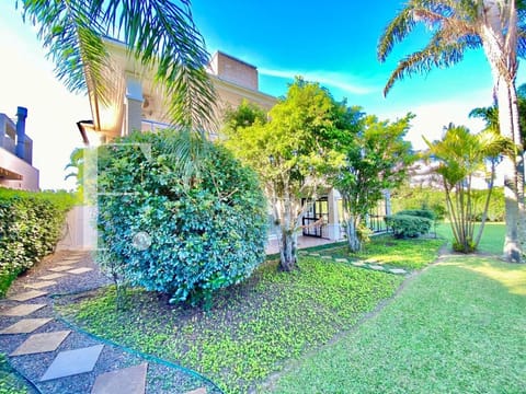 Sobrado com 296m², 3 dormitórios, 3 suítes, 2 vagas, Atlântida Lagos Park em Xangri-Lá