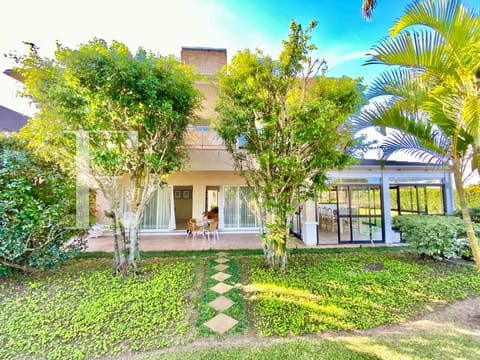 Sobrado com 296m², 3 dormitórios, 3 suítes, 2 vagas, Atlântida Lagos Park em Xangri-Lá