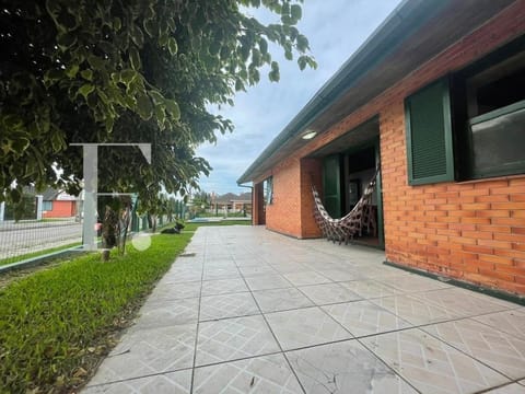 Casa com 150m², 4 dormitórios, 1 suíte, 2 vagas, no bairro Centro em Xangri-Lá