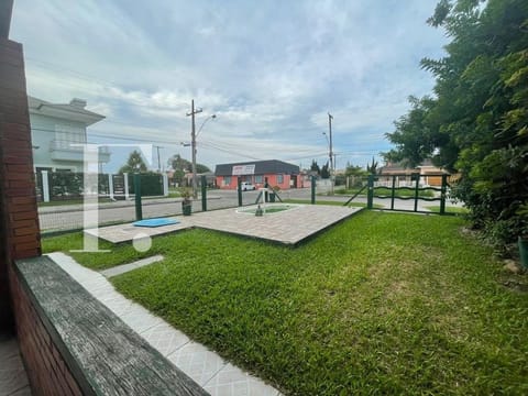 Casa com 150m², 4 dormitórios, 1 suíte, 2 vagas, no bairro Centro em Xangri-Lá