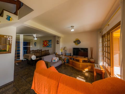 Casa com 93m², 2 dormitórios, 2 suítes, 1 vaga, no bairro Centro em Xangri-Lá