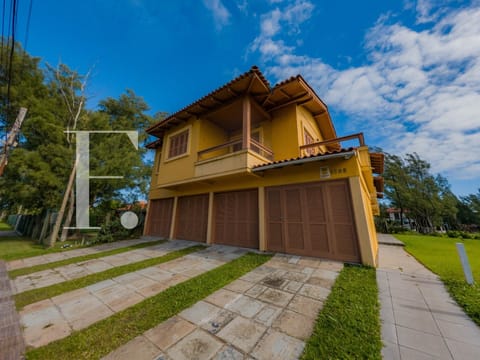 Casa com 93m², 2 dormitórios, 2 suítes, 1 vaga, no bairro Centro em Xangri-Lá