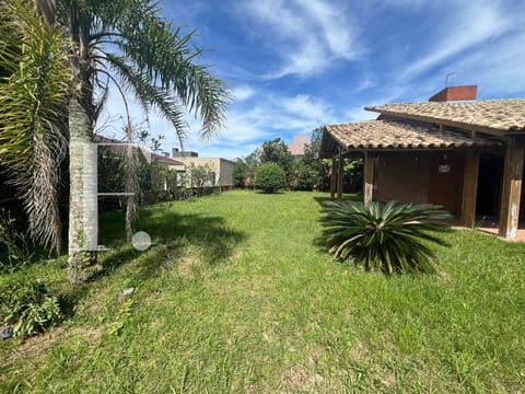 Casa com 220m², 4 dormitórios, 2 vagas, no bairro Centro em Xangri-Lá
