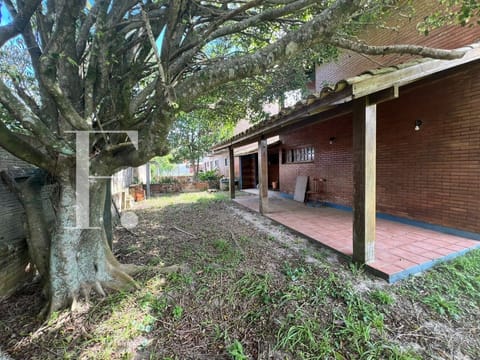Casa com 220m², 4 dormitórios, 2 vagas, no bairro Centro em Xangri-Lá