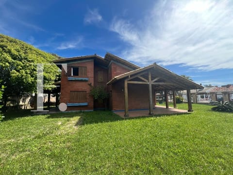 Casa com 220m², 4 dormitórios, 2 vagas, no bairro Centro em Xangri-Lá