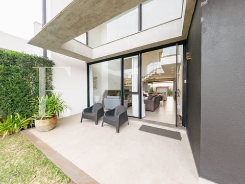 Sobrado com 253m², 4 dormitórios, 4 suítes, 4 vagas, Malibu em Xangri-Lá