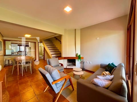 Duplex com 103m², 2 dormitórios, 1 suíte, 1 vaga, no bairro Centro em Xangri-Lá