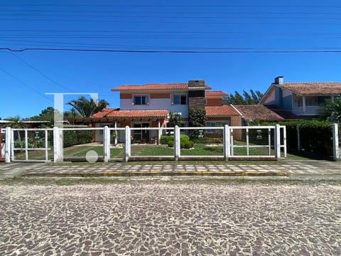 Casa com 370m², 6 dormitórios, 3 suítes, 3 vagas, no bairro Atlântida em Xangri-Lá