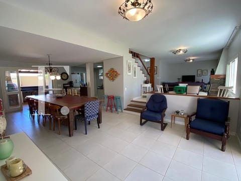 Casa com 370m², 6 dormitórios, 3 suítes, 3 vagas, no bairro Atlântida em Xangri-Lá