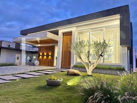 Casa Condomínio com 187m², 4 dormitórios, 4 suítes, 4 vagas, Dubai Resort em Capão da Canoa
