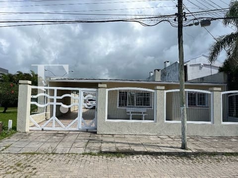 Casa com 168m², 4 dormitórios, 1 suíte, 2 vagas, no bairro Centro em Xangri-Lá