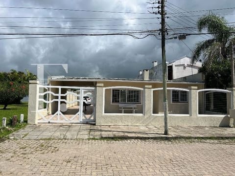 Casa com 168m², 4 dormitórios, 1 suíte, 2 vagas, no bairro Centro em Xangri-Lá