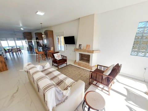 Casa com 170m², 3 dormitórios, 1 suíte, 2 vagas, no bairro Centro em Xangri-Lá