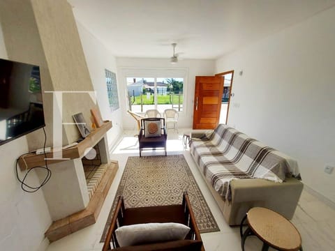 Casa com 170m², 3 dormitórios, 1 suíte, 2 vagas, no bairro Centro em Xangri-Lá