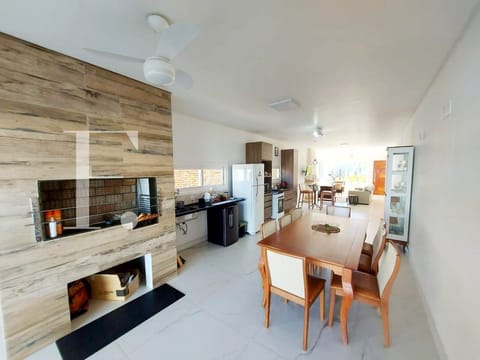 Casa com 170m², 3 dormitórios, 1 suíte, 2 vagas, no bairro Centro em Xangri-Lá
