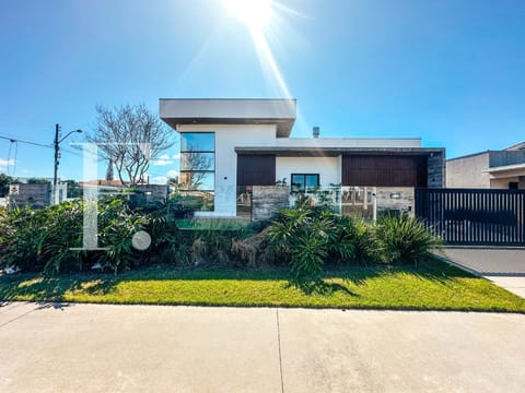 Casa com 186m², 3 dormitórios, 3 suítes, 2 vagas, no bairro Remanso em Xangri-Lá