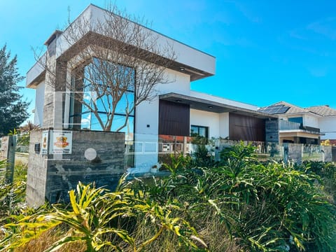 Casa com 186m², 3 dormitórios, 3 suítes, 2 vagas, no bairro Remanso em Xangri-Lá