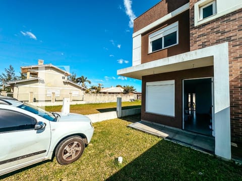Casa com 107m², 3 dormitórios, 1 suíte, 1 vaga, no bairro Centro em Xangri-Lá