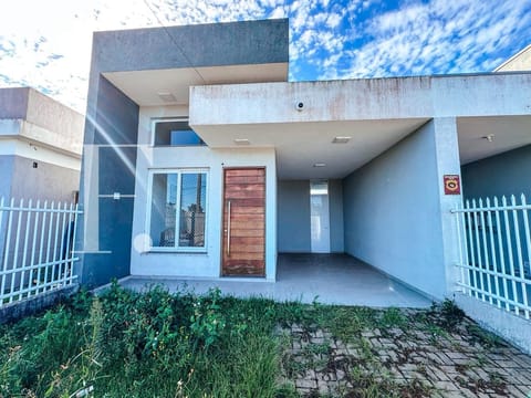 Casa com 90m², 2 dormitórios, 1 suíte, 2 vagas, no bairro Noiva do Mar em Xangri-Lá