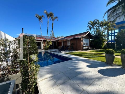 Casa com 180m², 3 dormitórios, 1 suíte, 2 vagas, no bairro Atlântida em Xangri-Lá