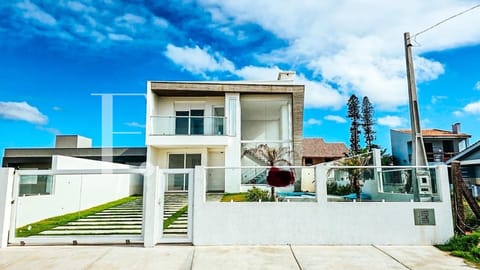 Casa com 210m², 4 dormitórios, 3 suítes, 2 vagas, no bairro Arpoador em Xangri-Lá
